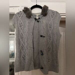 Sweater vest with removable fur collar